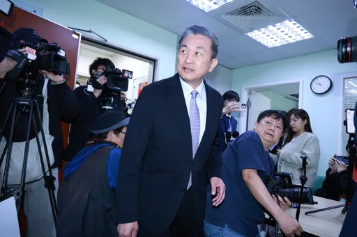 王定宇捲桃色風波！機場現身不發一語直飛日本