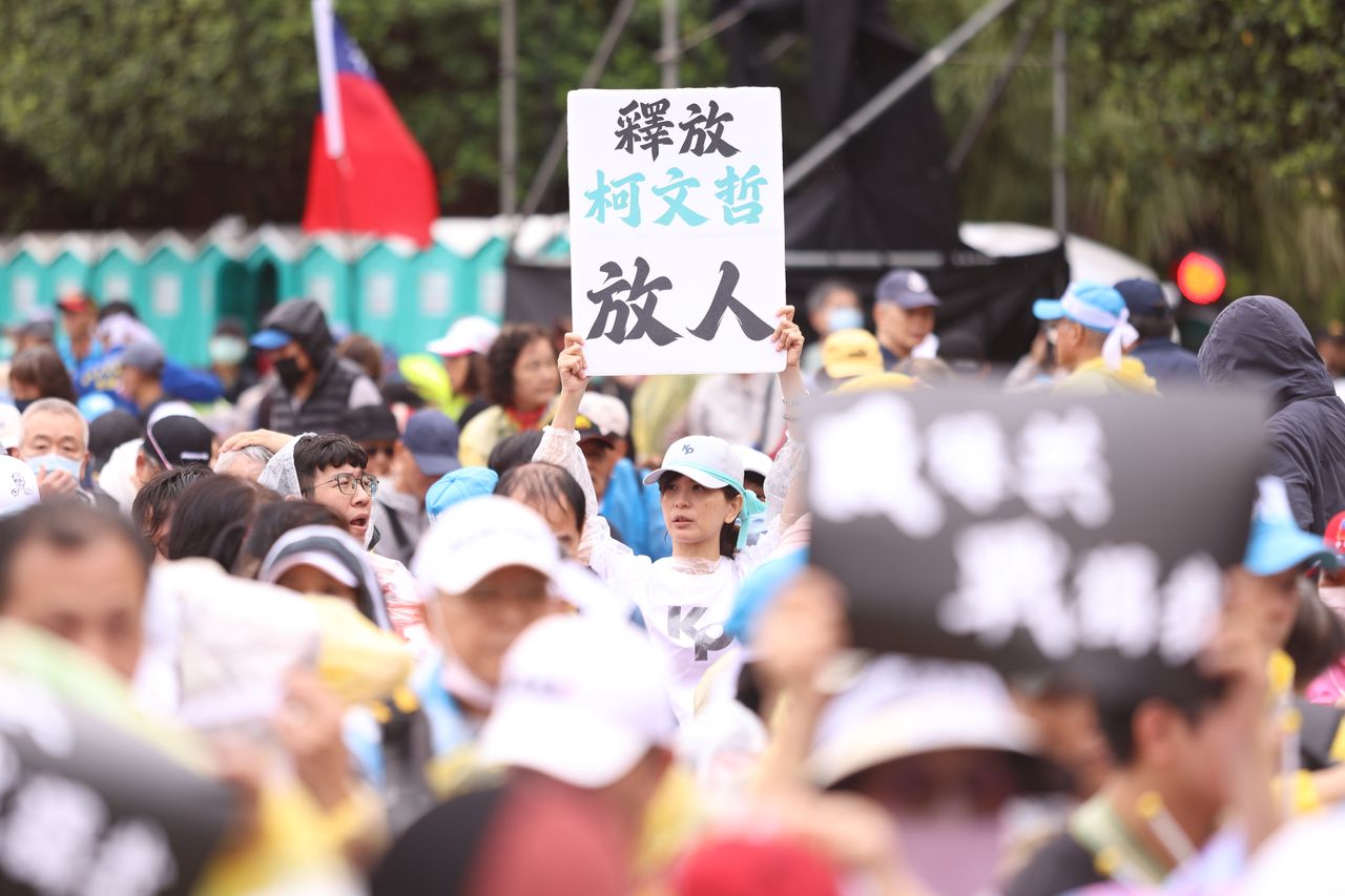 一票藍委「為藍白合討好柯文哲?」媒體人搖頭:被罵垃圾還挺