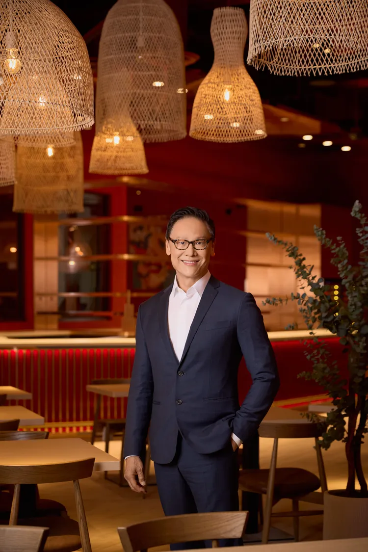 瓦城董事長徐承義近一個月親自坐鎮洛杉磯開店。瓦城提供