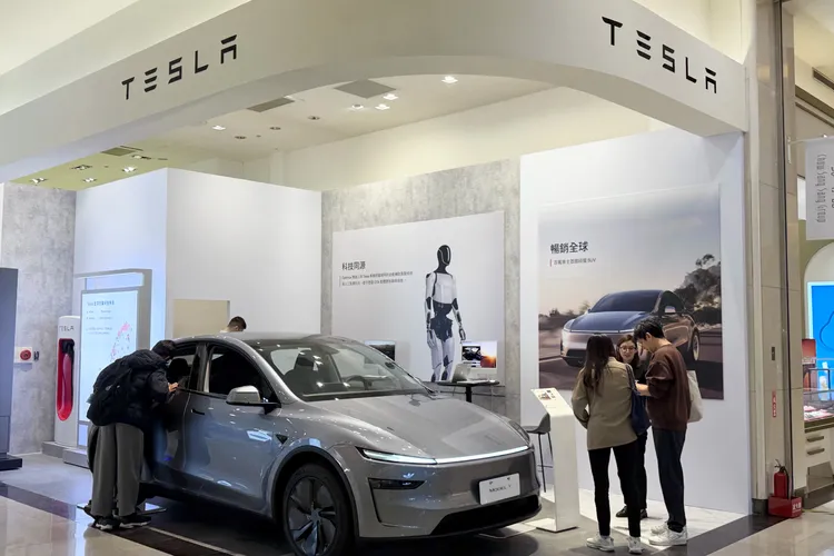 Global Mall新北中和引進「特斯拉」駐點展示，讓車迷近距離感受科技魅力。