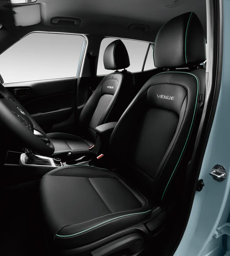 車室部分換裝專屬「冰川藍管條」黑色打孔座椅，搭配深色內裝鋪陳。業者提供