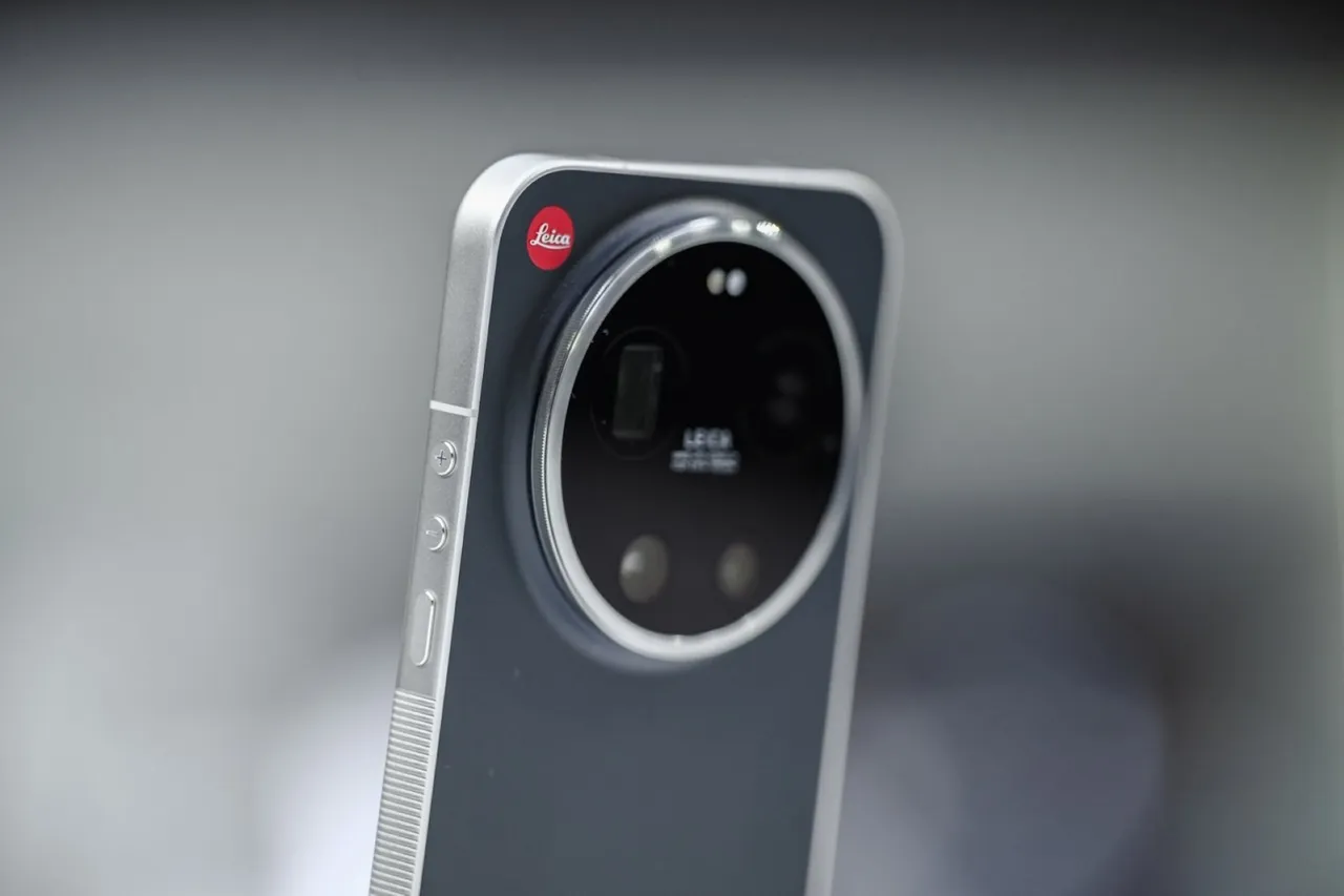Leica Leitzphone powered by Xiaomi採用經典圓形鏡頭模組設計，機身邊框加入金屬滾花紋理與實體按鍵配置，搭配徠卡紅點標誌。小米提供