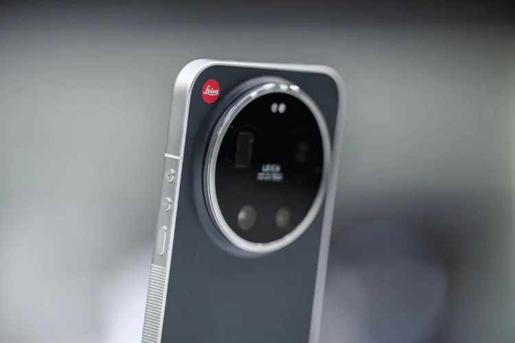 Leica Leitzphone powered by Xiaomi採用經典圓形鏡頭模組設計，機身邊框加入金屬滾花紋理與實體按鍵配置，搭配徠卡紅點標誌。小米提供