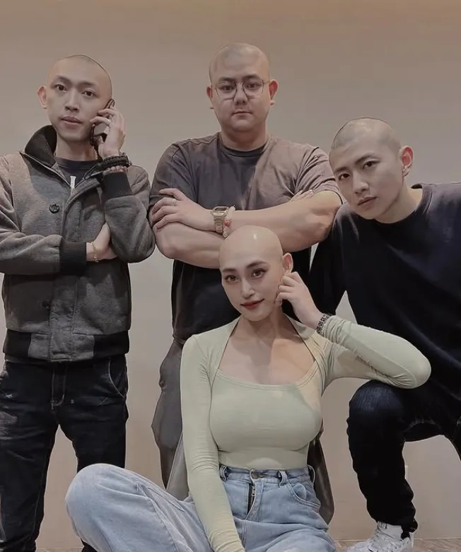 男友及友人偷偷去剃光頭，好陪她拍光頭照，讓她很感動。翻攝王韡蒨IG