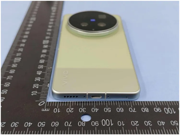 vivo X300 Ultra傳將提供「銀調」、「黑Ka」與全新「膠片綠」三款配色，其中「膠片綠」與「銀調」採用雙質感拼接設計。翻攝NCC官網