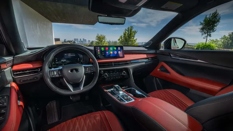 內裝延續豪華鋪陳，雙12.3吋螢幕結合Google系統與完整連線功能，打造數位化且直覺的使用體驗。原廠照片