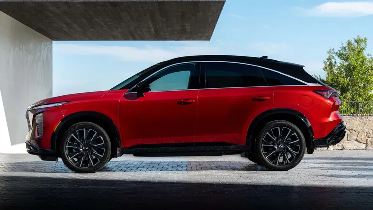 QX65搭載2.0升VC-Turbo渦輪引擎與四輪驅動系統，兼顧性能輸出與日常行駛穩定性，符合豪華跑旅的產品定位。原廠照片