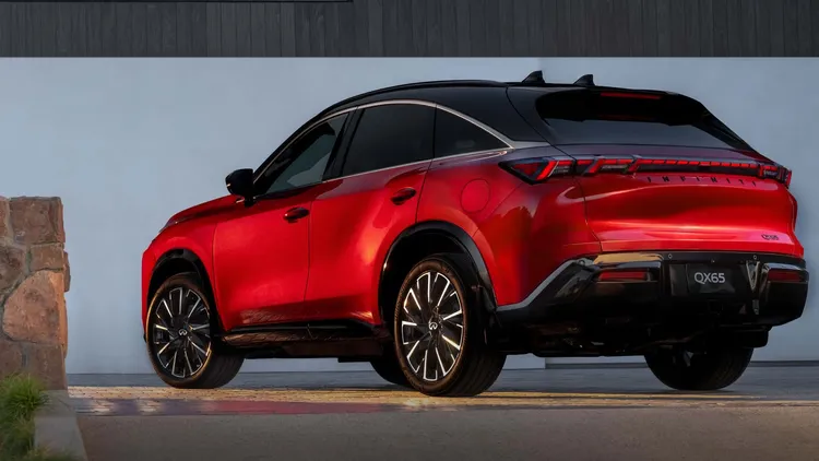 車尾採用貫穿式LED尾燈搭配斜背線條與寬闊後肩設計，營造低重心且具跑格的視覺張力，同時呼應整體跑旅SUV的動感定位。原廠照片