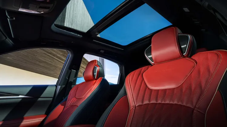 QX65採雙排五人座設定，取消第三排後換來更充裕的後廂空間，在造型與實用性之間取得平衡。原廠照片