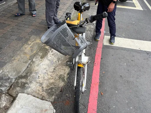 放學路口「切西瓜」釀禍！　蘆洲國中生騎YouBike遭撞倒送醫