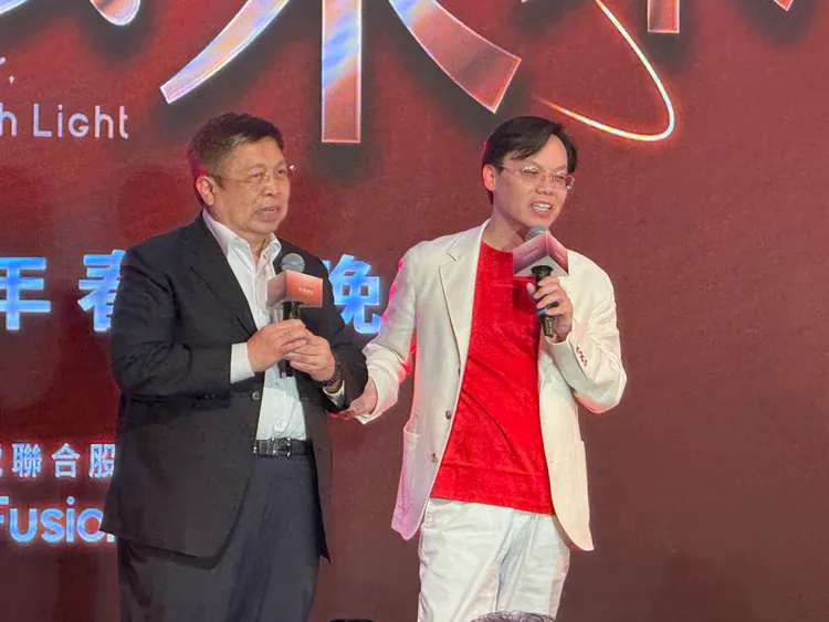 威剛科技董事長陳立白（圖左）出席光聚晶電集團春酒，展現與董事長凃俊光的好交情。呂承哲攝