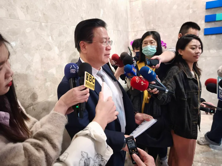 擔任電價審議委員會成員的中華民國全國商業總會理事長許舒博曾多次呼籲，建議政府優先穩定民生，在可承擔範圍內吸收成本。許麗珍攝