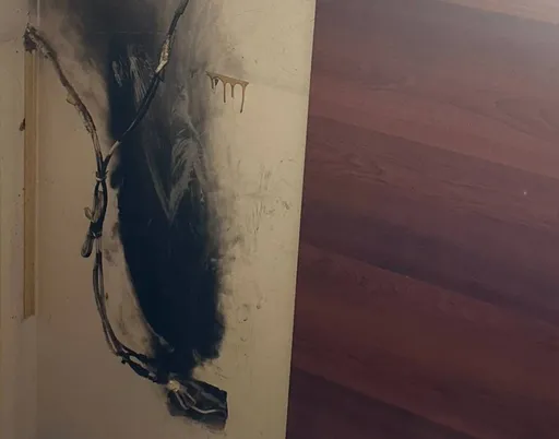 三重民宅行動電源「插著充電」起火急叩119　牆面焦黑驚悚曝光