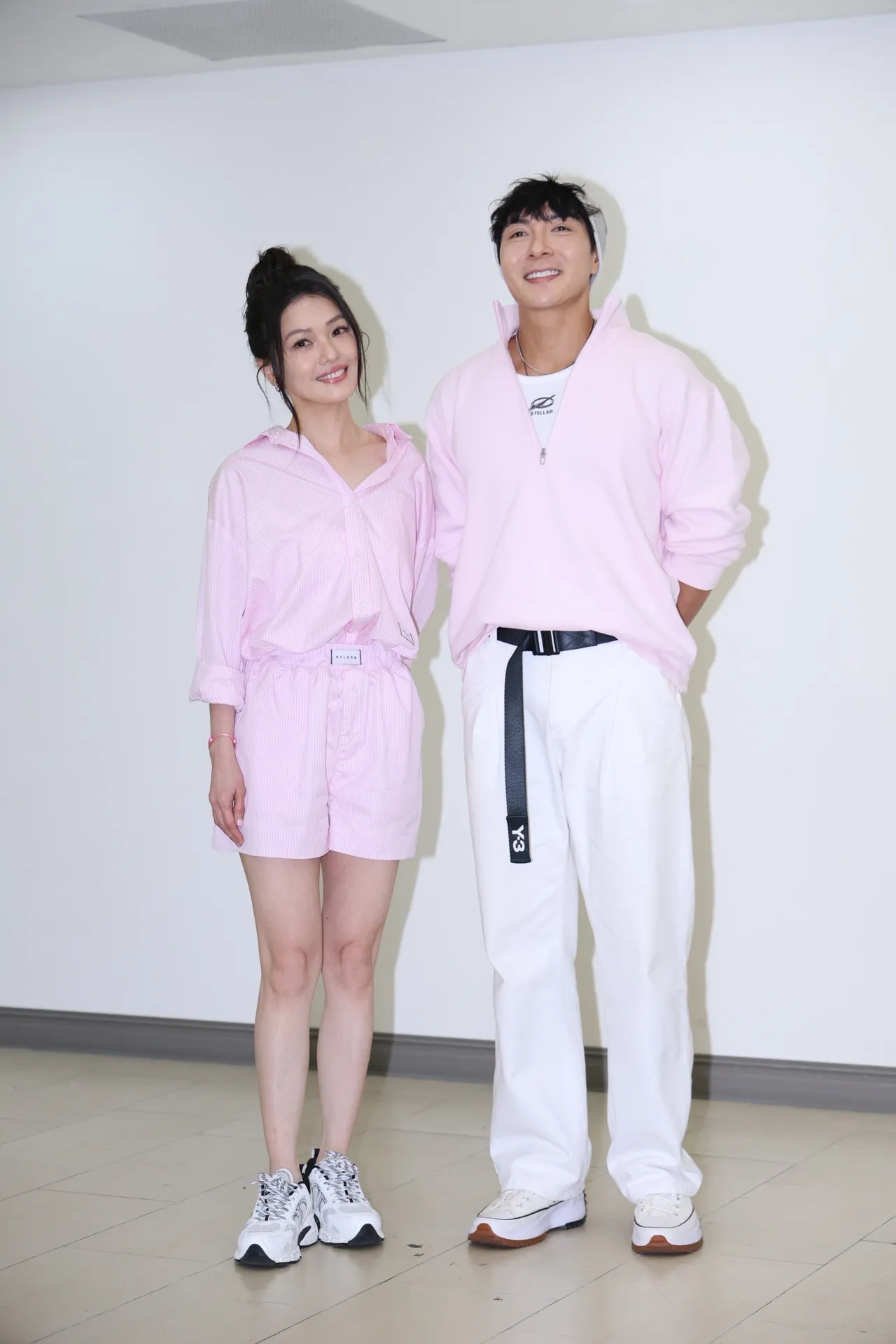 蜜雪（左）與大馬男星江耀崙今攜手公益，陪長者同樂。莊宗達攝