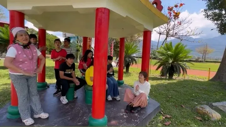 上野樹里和原住民朋友一起引吭高歌。翻攝上野樹里IG