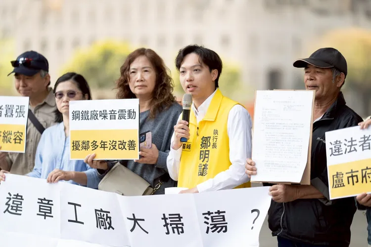 受害居民在時代力量、環團陪同下向中市府抗議，要求對違章工廠斷水斷電。時代力量提供