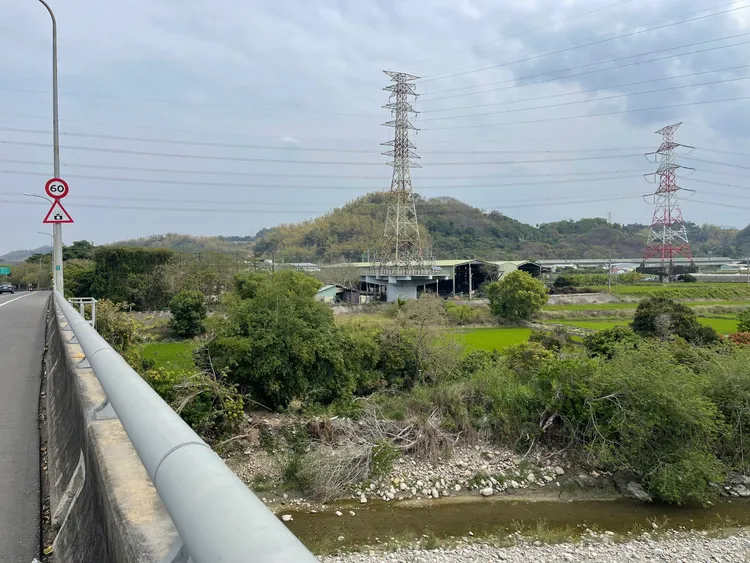 違章工廠位於烏溪畔。時代力量提供