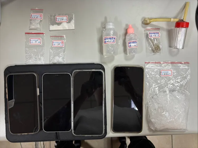 警方查嫌犯身上查獲毒品。翻攝畫面