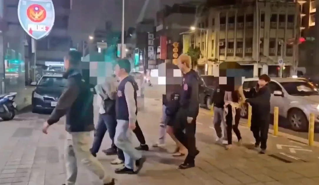 涉案的曾男等人被帶回。翻攝畫面