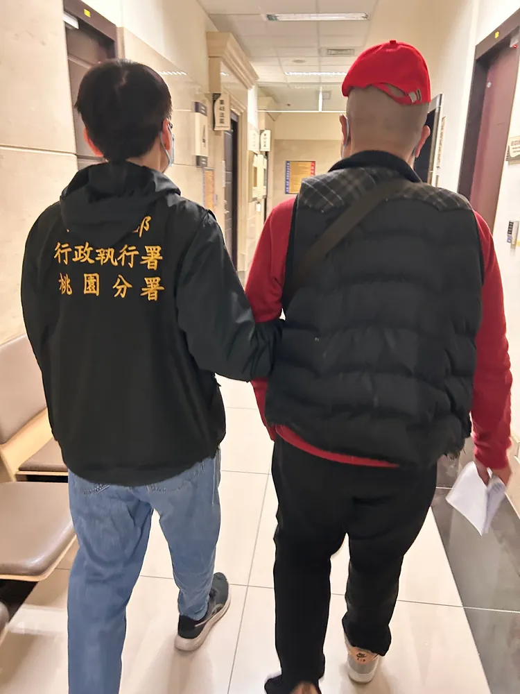 郭男（右）被認定隱匿財產不繳稅。翻攝畫面