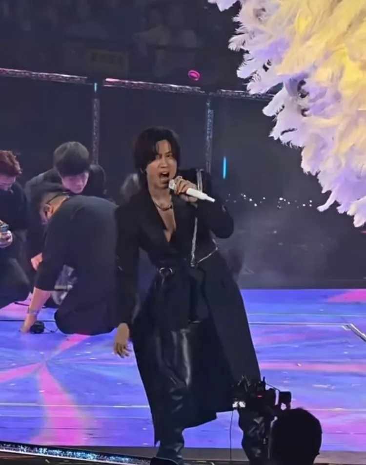 阿信一度蹲下與工作人員查看舞台狀況。翻攝微博