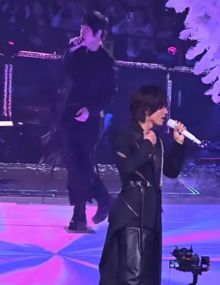 阿信腳踩冒煙處，仍止不住白煙竄出。翻攝微博