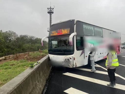 國光客運司機國道暈眩撞護欄　警、消救援送醫