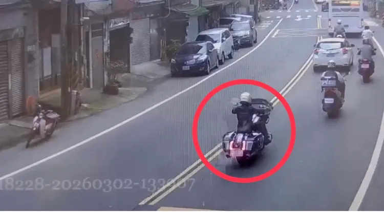 黑色皮衣男子騎著變造車牌的哈雷重機到北宜公路跑山。翻攝畫面