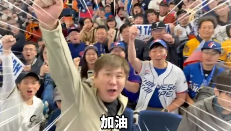 胡瓜帶領現場台灣球迷為球員加油。翻攝下面一位IG