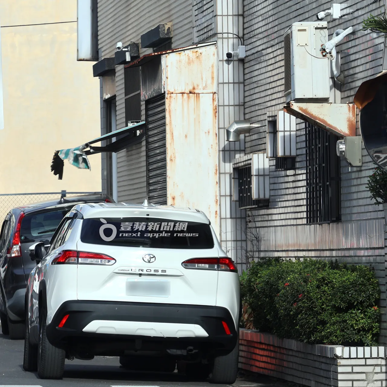 劉怡萱台南老家停著常如山贈送的Toyota，戶外共裝了4台監視器。特勤中心攝