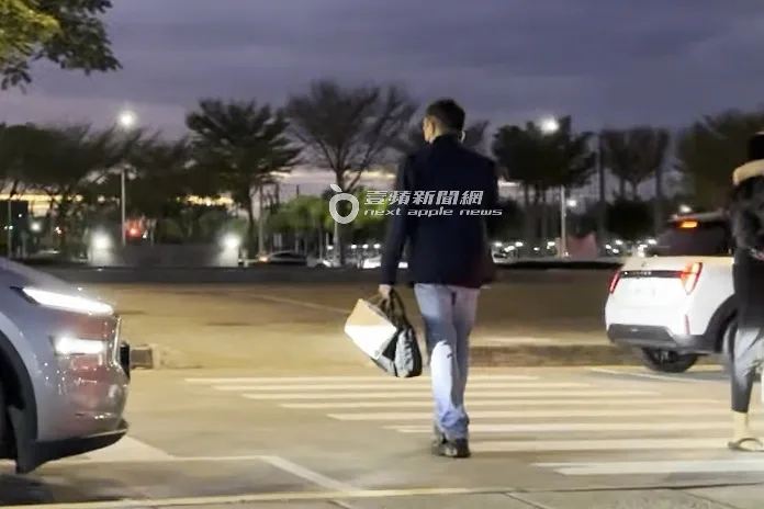 3月1日晚間，王定宇搭到台南高鐵站下車，直奔Toyota Alphard。特勤中心攝