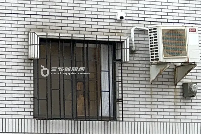 2月28日下午，一有人經過周圍，劉怡萱不時會往窗外張望，提高警覺。特勤中心攝