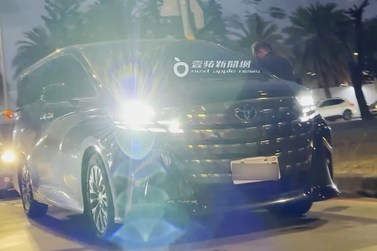 王定宇熟門熟路直奔停在台南高鐵站門口的Toyota Alphard上車。特勤中心攝