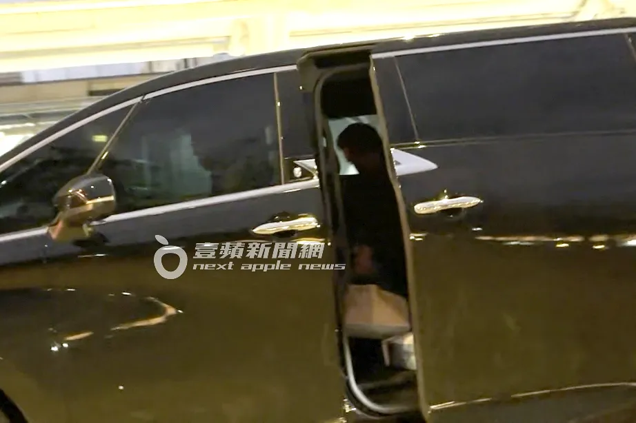 王定宇提著禮盒坐進Toyota Alphard，準備離開台南高鐵站。特勤中心攝