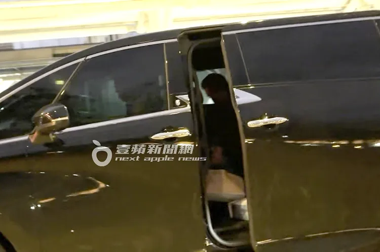 王定宇提著禮盒坐進Toyota Alphard，準備離開台南高鐵站。特勤中心攝