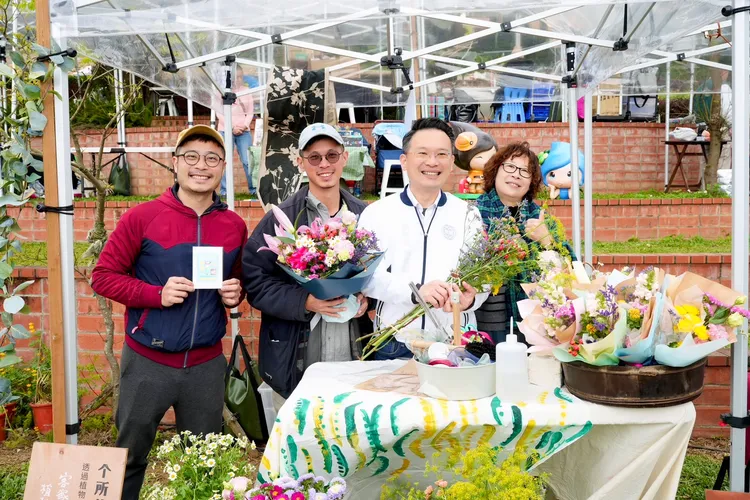 蘇俊賓也在祭天儀式前參觀由在地青年籌組的文創市集，並體驗客家傳統搗製糍粑，與民眾親切互動，現場氣氛熱鬧。客家局提供