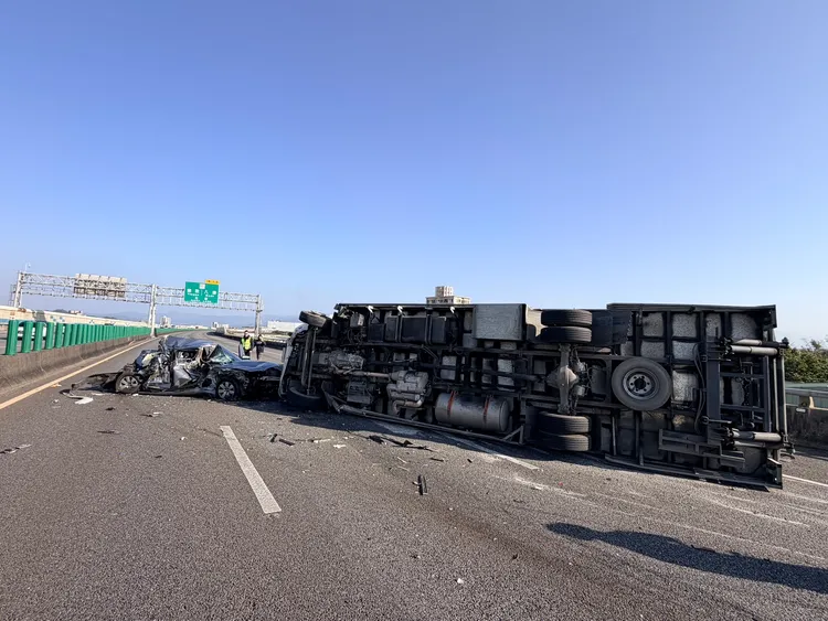 大貨車翻覆。翻攝畫面