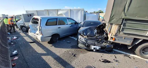 國2東向6車連續追撞　至少6傷！現場慘狀曝光...全線封閉中