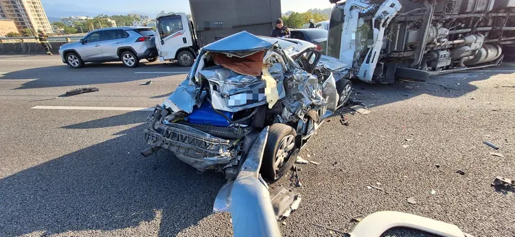  現場一部小客車被撞爛。翻攝畫面