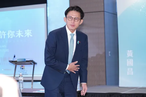 「咬過又刷醬」挨轟　黃國昌道歉網傻眼！錯把鳥蛋當魚蛋