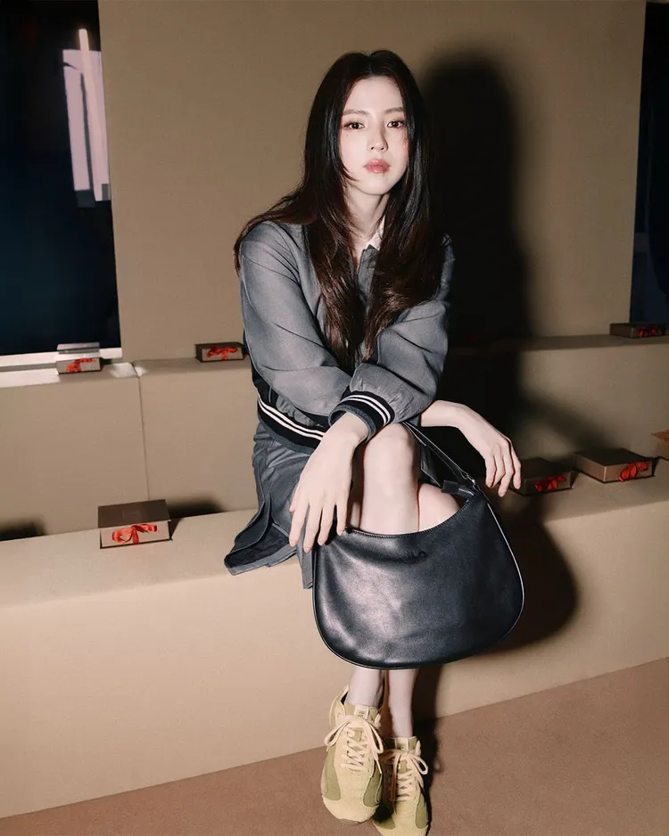 韓韶禧另搭配了黑色弧形包、雙色拼接的流線型復古球鞋。翻攝fila_korea IG