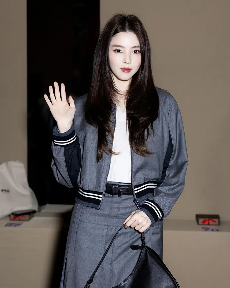 韓韶禧以灰色運動外套搭配半身裙穿出優雅機能風格。翻攝fila_korea IG