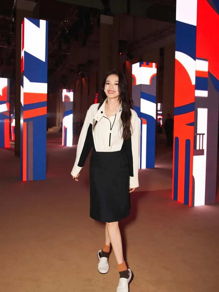 舒淇內裡以充滿活力的運動拉鍊上衣搭配黑色半身裙。翻攝舒淇IG