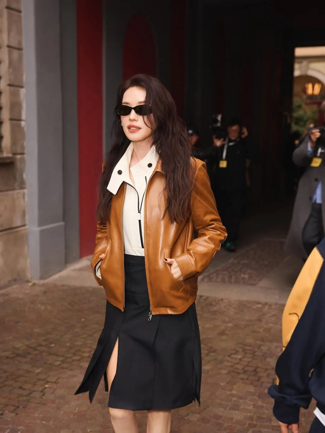 舒淇以棕色皮革外套搭配墨鏡形塑出率性感。翻攝舒淇IG