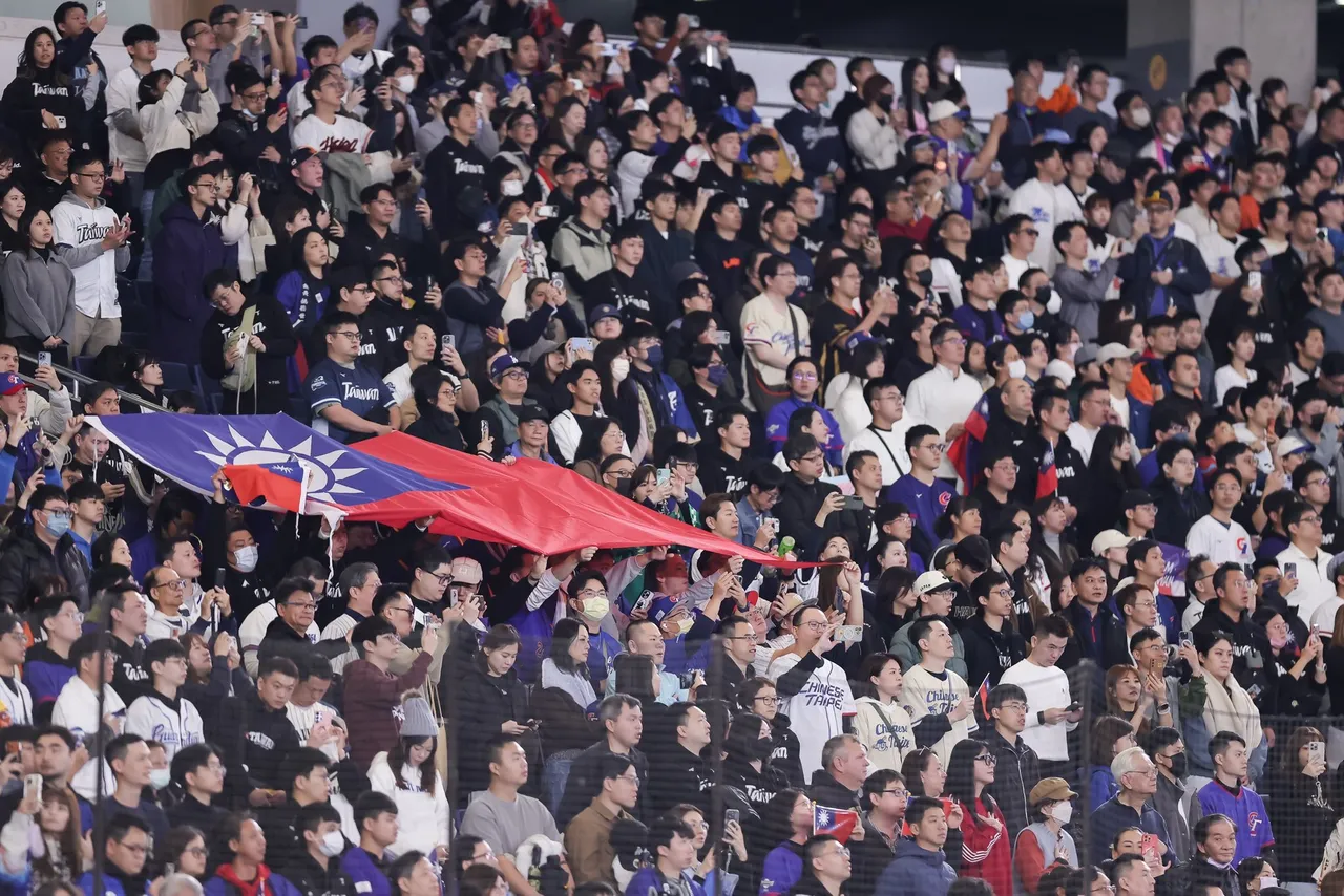 當台灣落後時，球迷在現場屏氣凝神，全力為選手加油，希望他們能扭轉戰局。賴清德臉書