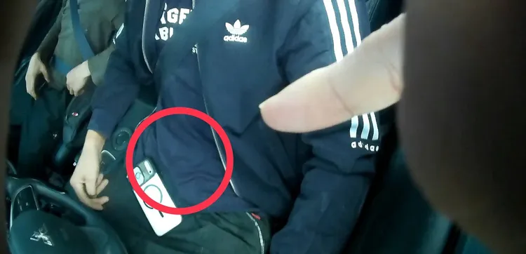 休旅車駕駛因未繫安全帶遭警方攔查。翻攝照片