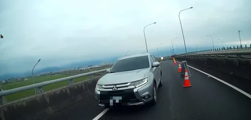 「玩命」躲攔查！逃逸移工國5棄車　狂奔橫越車道畫面曝