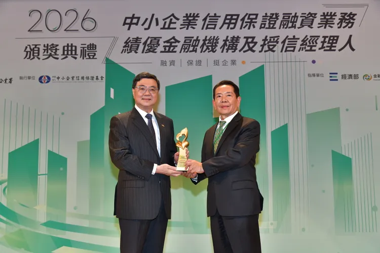 永豐銀行榮獲中小企業信用保證基金頒發「信保金質獎」等多項殊榮肯定。圖左起為行政院長卓榮泰、永豐銀行董事長曹為實。永豐銀行提供