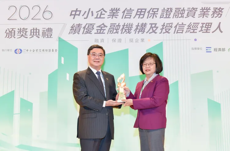 兆豐銀行榮獲「綠色授信與社會責任授信推動獎(綠色授信組)」、「協助中小微企業多元發展獎(通路發展類)」及「送保案件催收績效優良獎」三項大獎肯定，由行政院院長卓榮泰(左)頒獎予兆豐銀行總經理黃永貞(右)。兆豐銀行提供