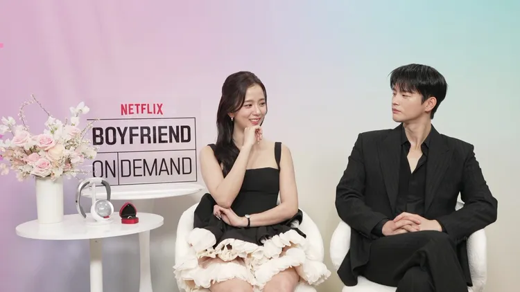 Jisoo苦思問題時，徐仁國靜靜看著她，化學反應不言而喻。Netflix提供